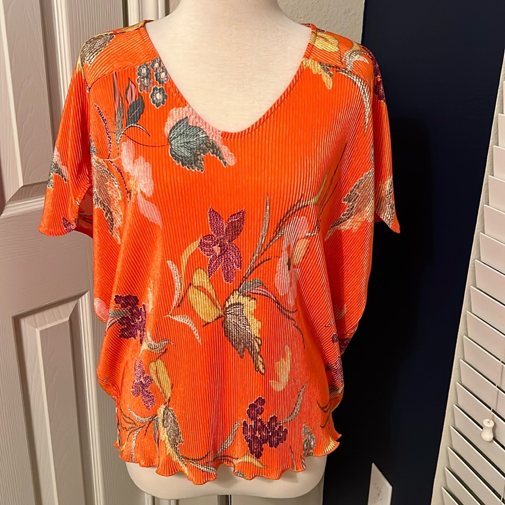 EUC Oddy Floral Crinkle V-Neck Top